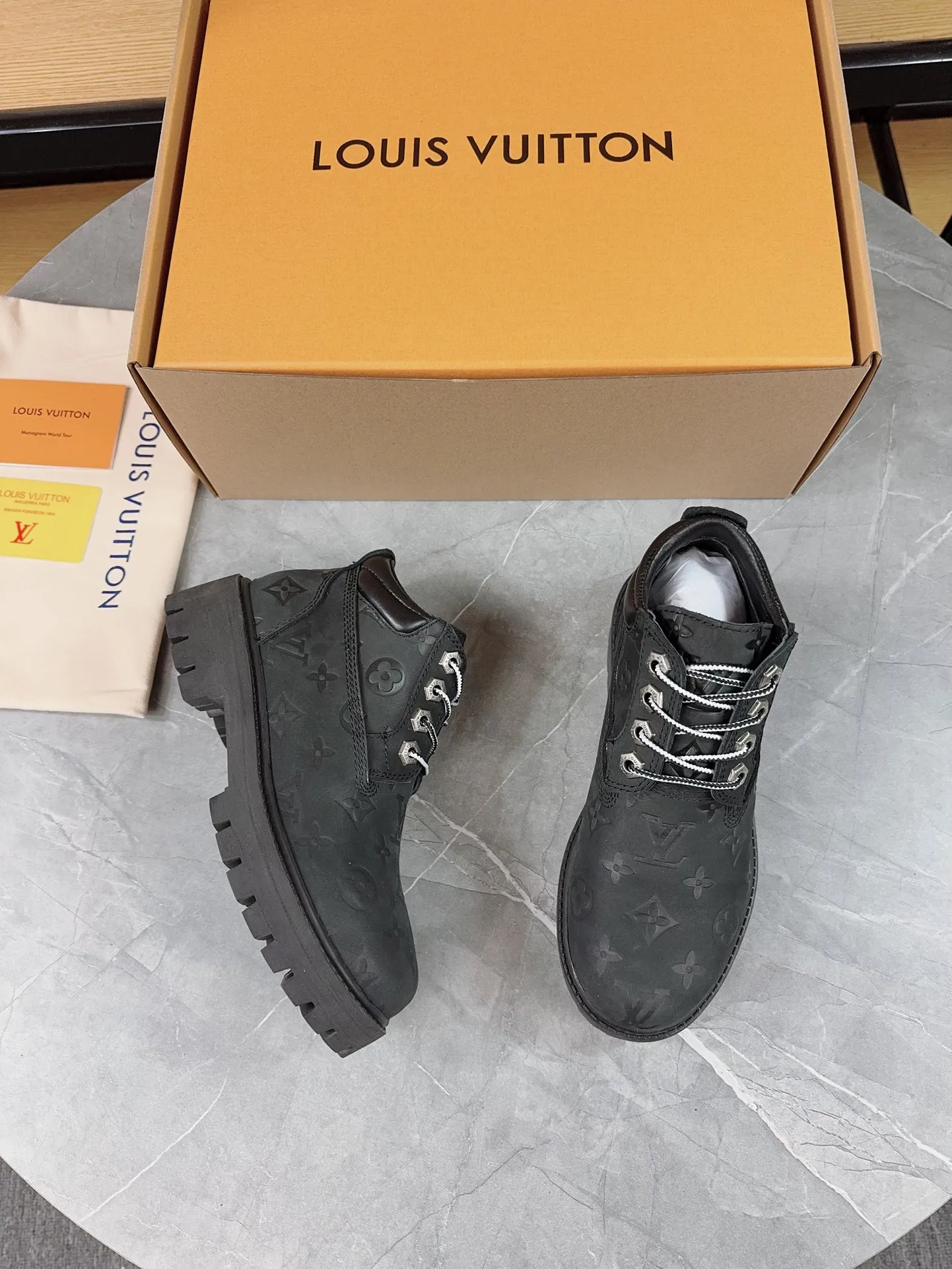 Couple model 💰700 ❤️Top version: Couple model LV x Timberland Timberland joint model Presbyopia Embossed Rhubarb boots Ankle boots Short boots LV x Timberland ankle boots are made of Monogram embossed waterproof nubuck cow leather, relying on the brand's exquisite craftsmanship to carefully reshape the classic Timberland 6-inch boot shape in Italy, and make an eye-catching appearance in 2024 created by Pharrell Williams with American workwear style Autumn and winter menswear show. Monogram embossed tongue, original Timberland laces and outsole are exquisite details, and the leather label expresses the cooperation logo. Exquisite packaging at the delivery counter🛍📦 ▪️Material: Original customized imported first-layer cowhide ▪️Inner lining: Original customized leather lining/mesh lining ▪️Outsole: Original molded anti-slip rubber material ▪️Sole thickness: 3.5CM ▪️Size: Women's 35-40 Men's 39-46